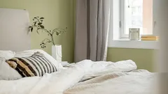 De ce patul nu trebuie așezat cu capul spre fereastră: nu doar din cauza curenților de aer, ci și pentru că afectează sentimentul de siguranță.